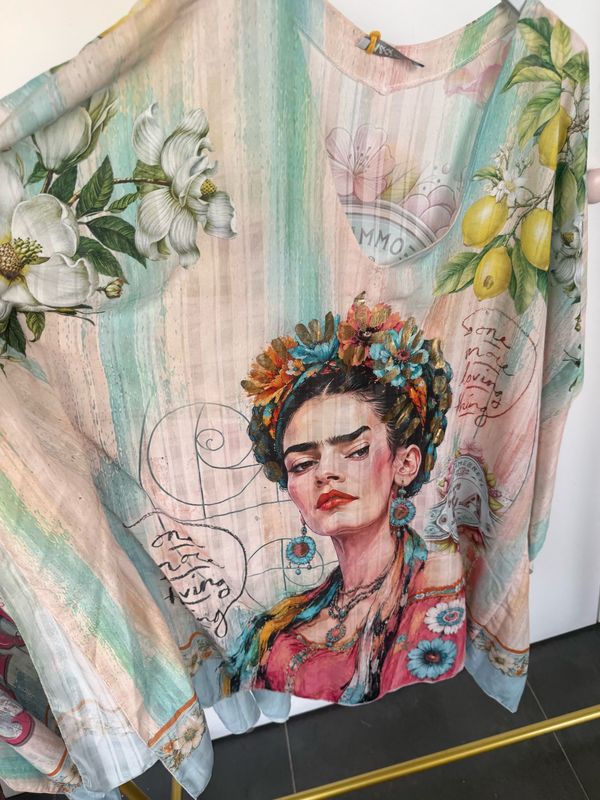 Frida Kahlo Poncho