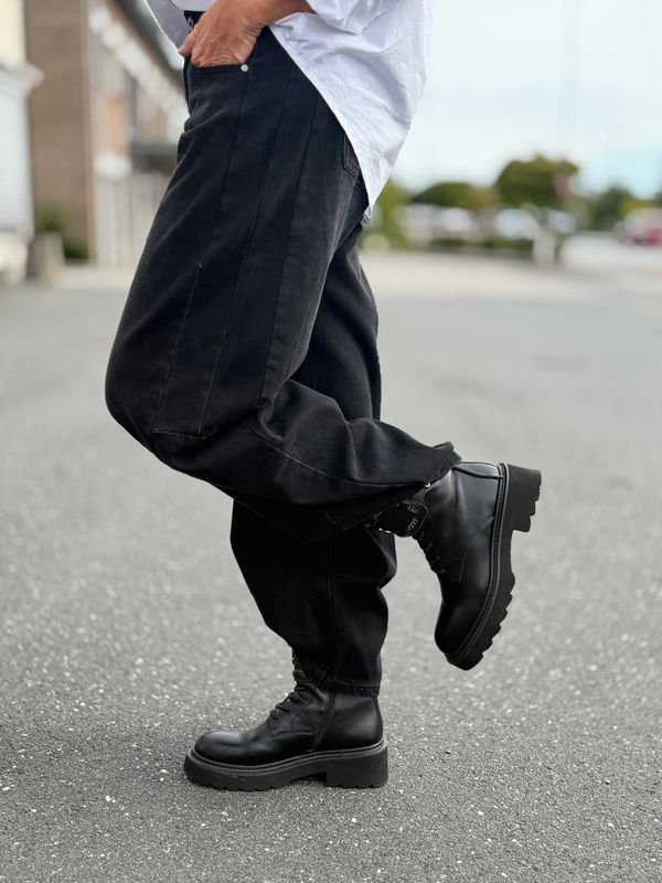 Brownie Loose Barrel Jeans