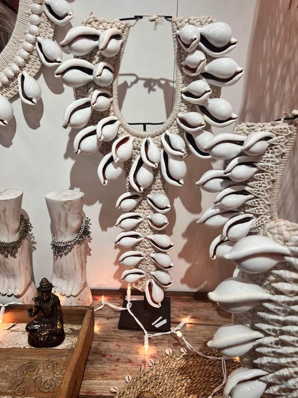 Big Shell Necklace w/Stand